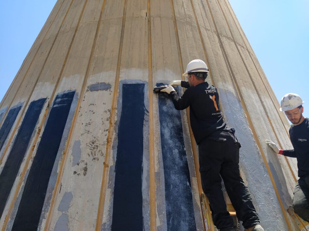תמונה: יישום רצועות פחמן מחוזק סביב מגדל המים