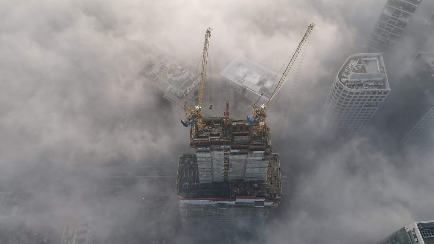 תמונה יפה של מגדל רוגובין One Tower בערפילי הבוקר